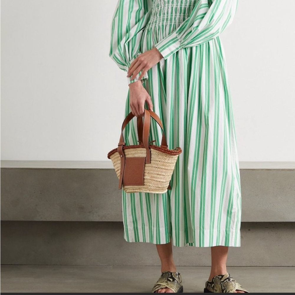 The striking design showcases an all-over Kelly green striped design.100%cottom